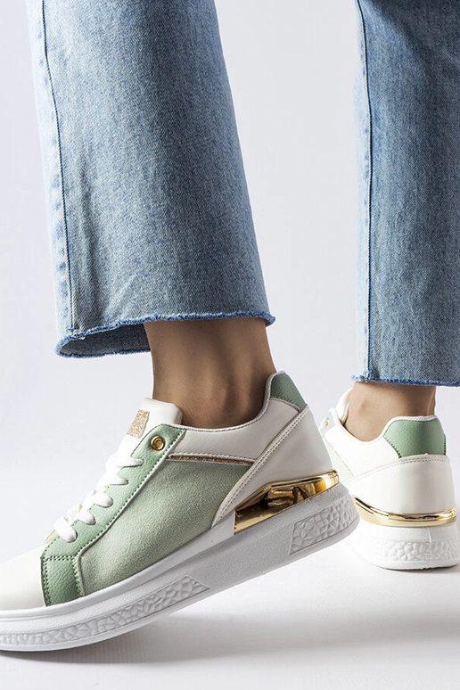 Weiße und grüne Schuhe mit goldenem...