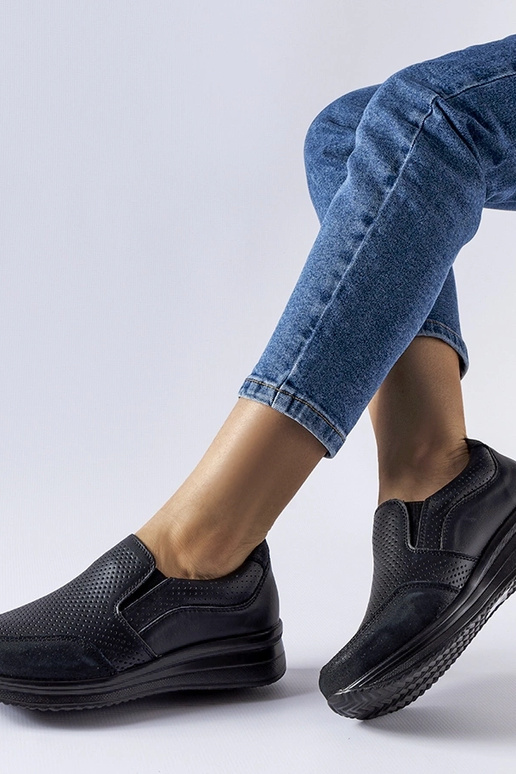 Schwarze durchbrochene Keil-Sneakers... Schwarze durchbrochene Keil-Sneakers...