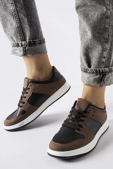 Braune und schwarze Sneaker...