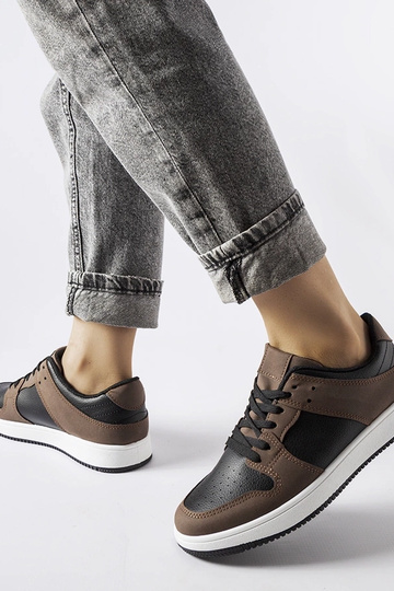 Braune und schwarze Sneaker... 2