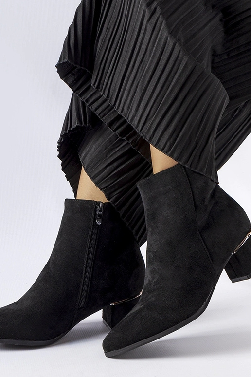 Schwarze Stiefeletten mit niedrigem...