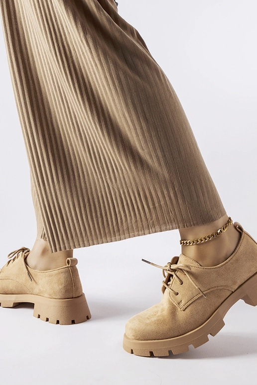 Braune Halbschuhe auf massiver Sohle,...