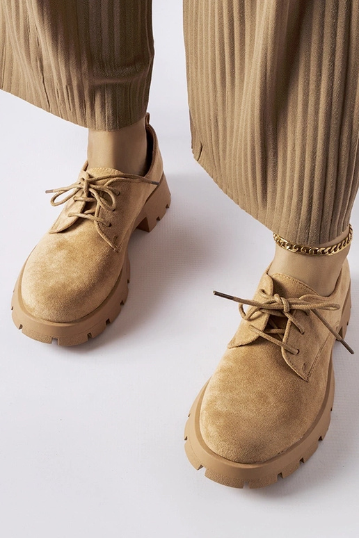 Braune Halbschuhe auf massiver Sohle,...