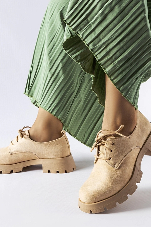 Beige Stiefeletten mit massiver Sohle...