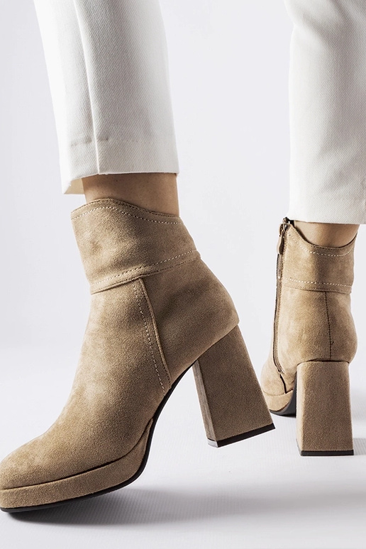 Graue Stiefeletten auf massivem...