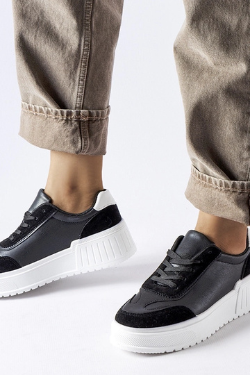 Schwarze Sneaker auf dickem Plateau Seluci 2