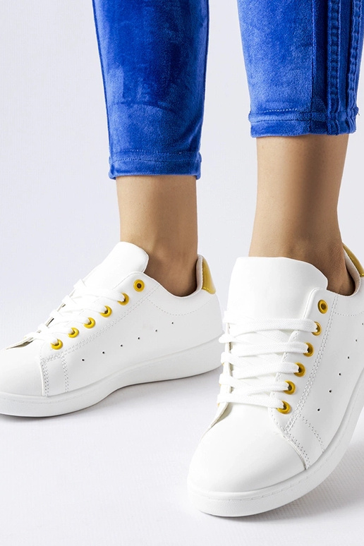 Weiße Sneaker mit gelben Akzenten...