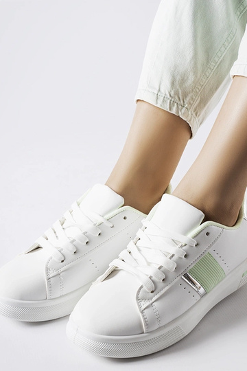 Weiße Sportschuhe mit mintfarbenen Accessoires von Marei 2