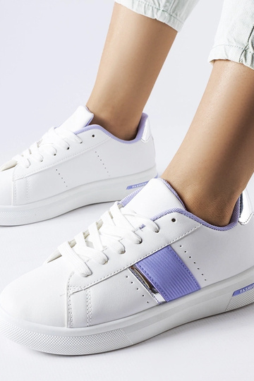Weiße Sportschuhe mit violettem Akzent von Marei 2