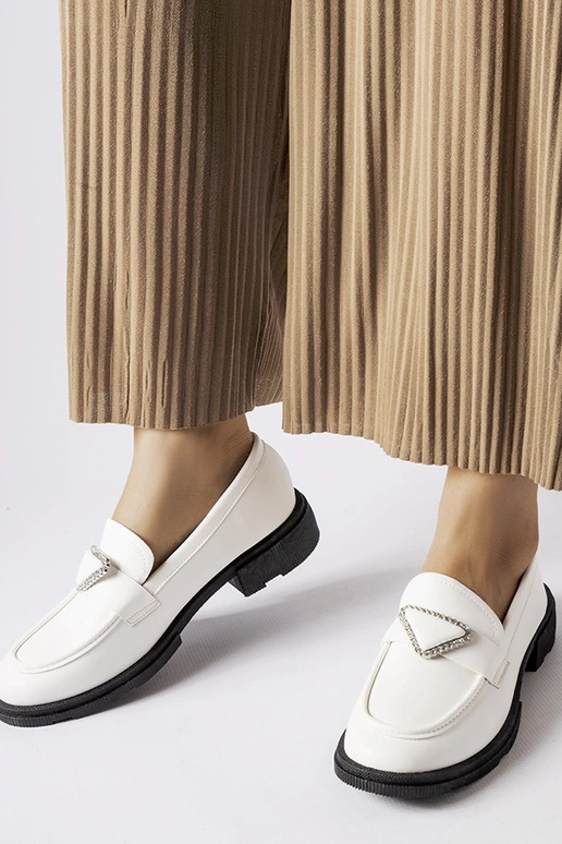 Weiße Mokassins mit Zirkonen verziert...