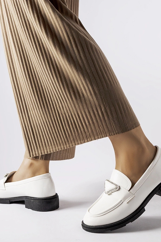 Weiße Mokassins mit Zirkonen verziert...