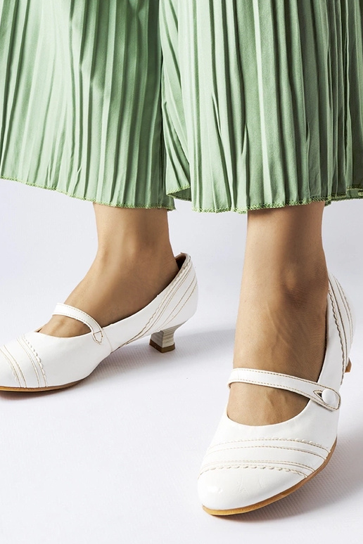 Weiße Pumps mit niedrigem Absatz...