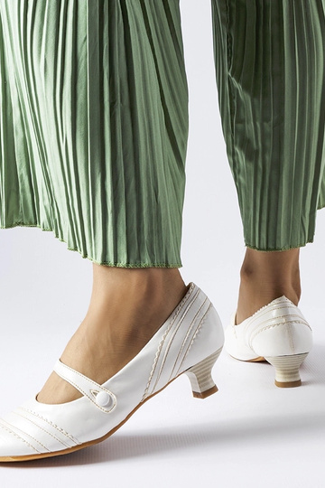 Weiße Pumps mit niedrigem... 2