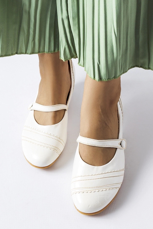 Weiße Pumps mit niedrigem Absatz...