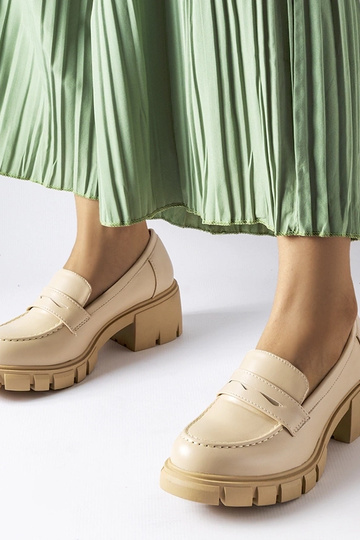 Beige klassische Mokassins auf Plateau, „Dina"