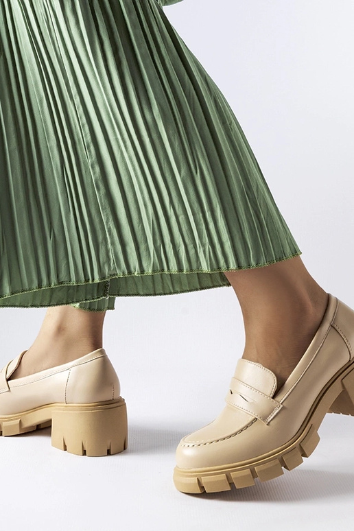 Beige klassische Mokassins auf... Beige klassische Mokassins auf...