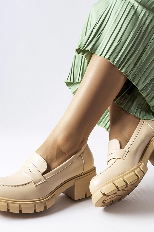 Beige klassische Mokassins auf... Beige klassische Mokassins auf...