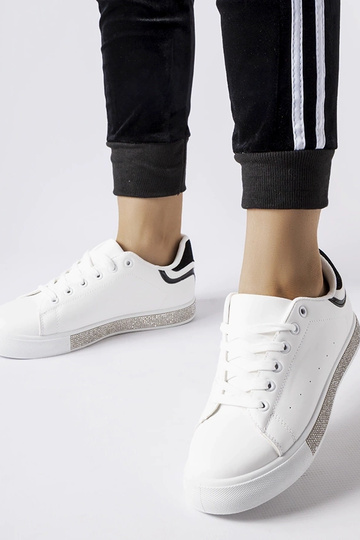 Schwarz-weiße Sneakers...