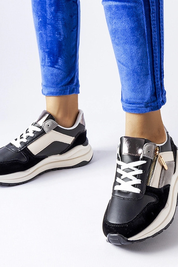 Schwarze und weiße Sneaker...