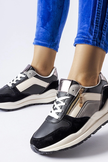 Schwarze und weiße Sneaker... 2