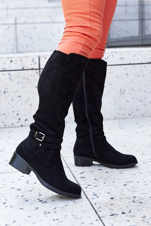 Schwarze isolierte Stiefel aus...