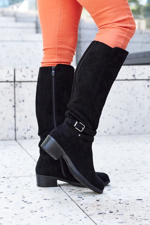 Schwarze isolierte Stiefel aus...