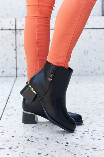 Schwarze Stiefeletten aus Ökoleder mit Absatz, isoliert, Bocconi 2