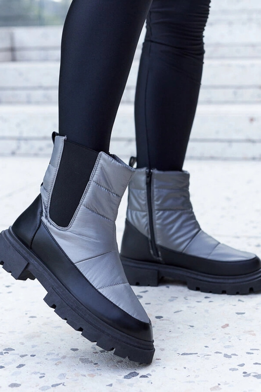 Graue isolierte Schneestiefel von...