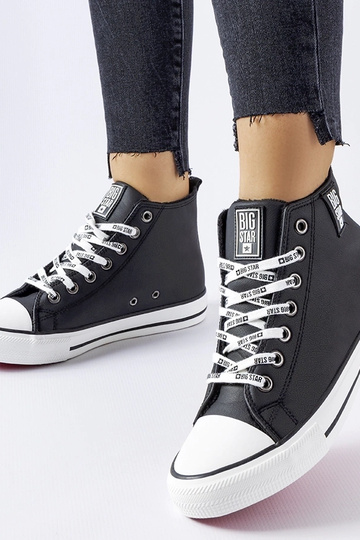 Schwarze isolierte Big Star Sneakers KK274598