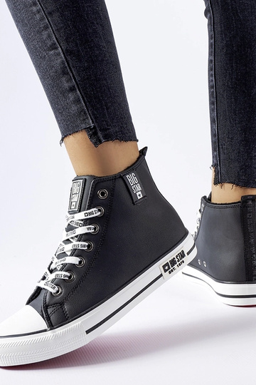 Schwarze isolierte Big Star Sneakers KK274598 2