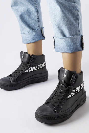 Schwarze isolierte Sneakers...