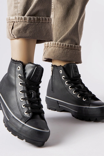 Schwarze isolierte Sneakers...