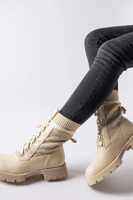 Beige durchbrochene Sockenstiefel...