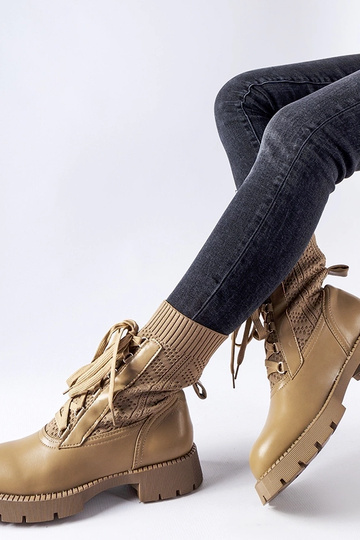 Sandfarbene Stiefeletten... 2