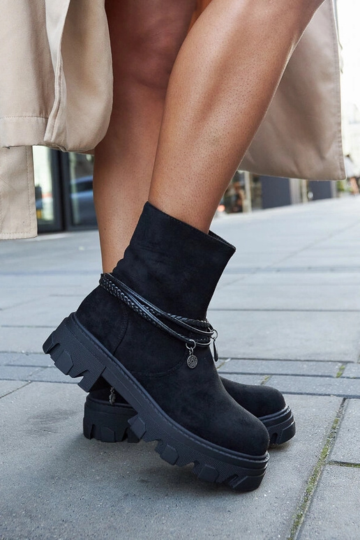 Schwarze Stiefel mit dekorativem...