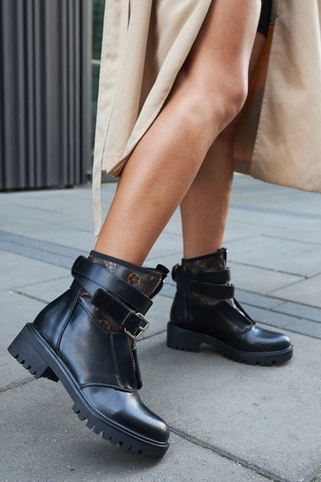 Schwarze Stiefeletten mit dekorativem Riemen Domus