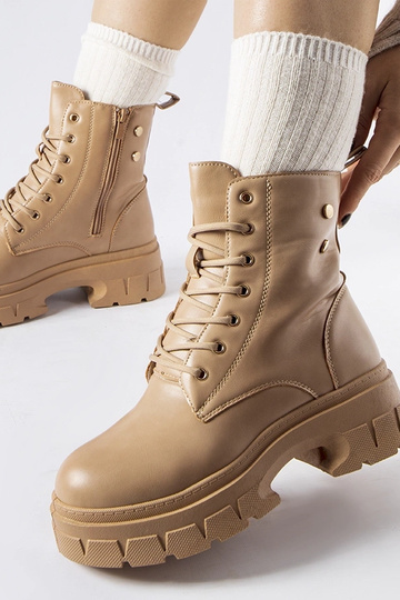 Beige Arbeiter mit dicker...