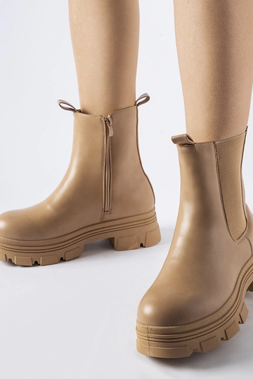 Beige Stiefeletten auf der...