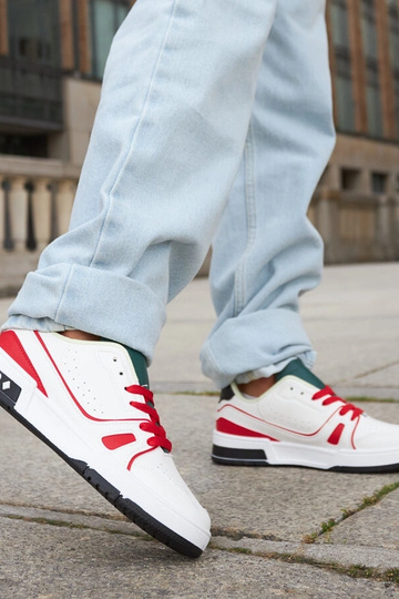 Archie – Rote und weiße Schuhe mit grüner Zunge