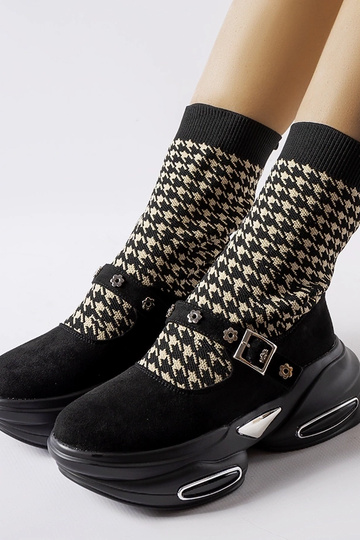 Ivans schwarze Stiefeletten...