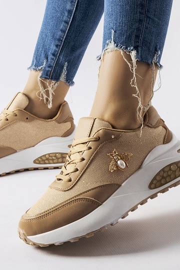 Braune und weiße Sneaker...