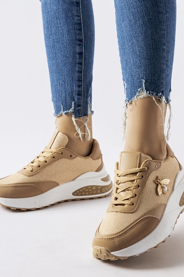 Braune und weiße Sneaker... 2