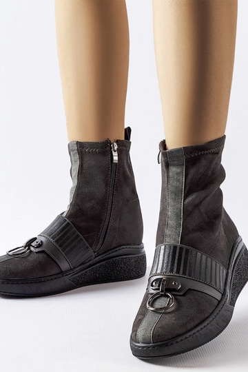 Graue Sockenstiefel auf...