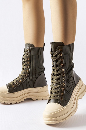 Dunkelgrüne Stiefeletten...