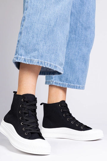 Schwarze hohe Schuhe auf... 2