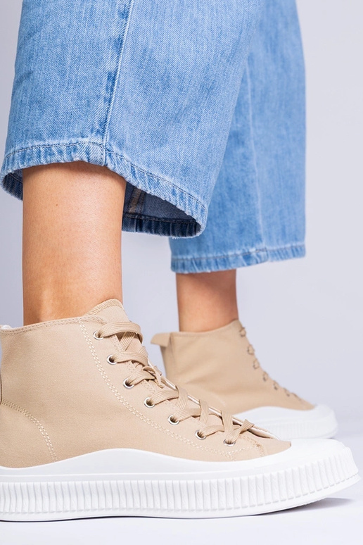 Dunkelsandfarbene Schuhe auf...