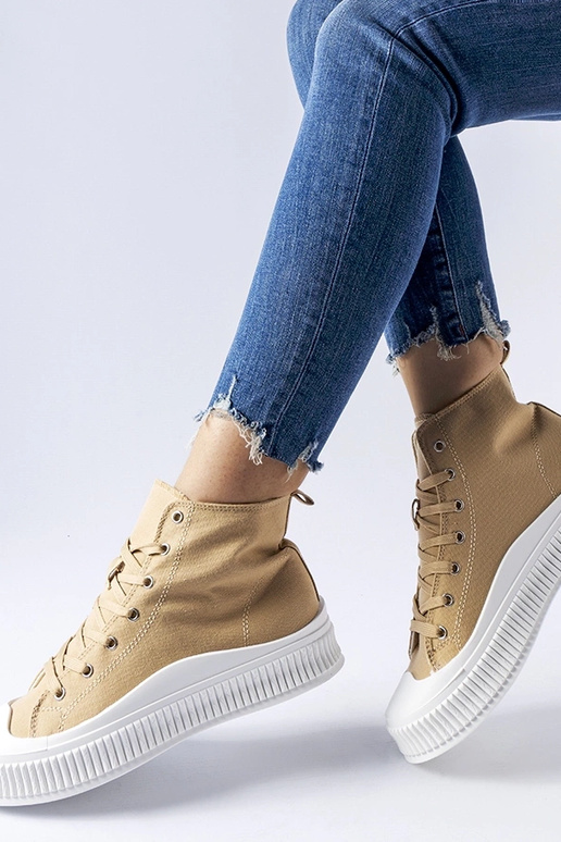 Dunkelsandfarbene Schuhe auf...