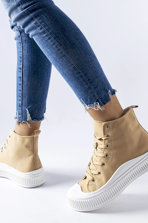 Dunkelsandfarbene Schuhe auf...