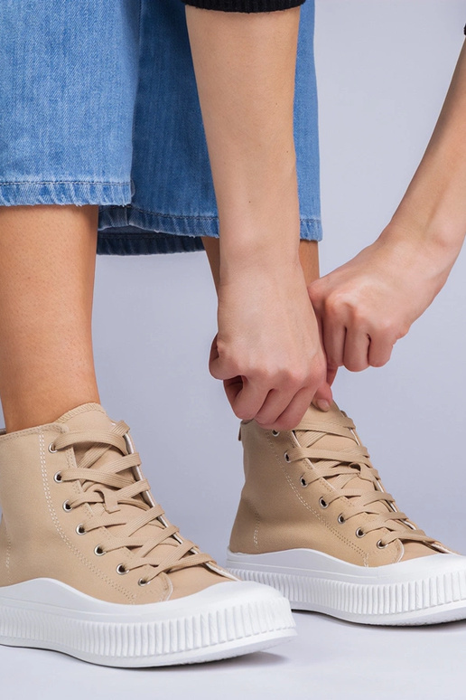 Dunkelsandfarbene Schuhe auf...