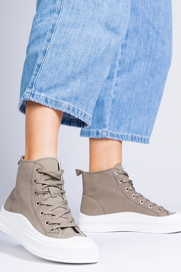 Grüne hohe Schuhe auf... 2